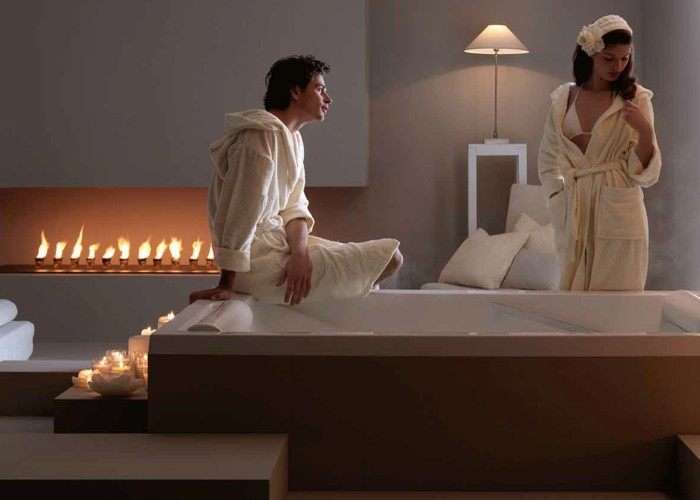 famiglia gode i benefici dell'idromassaggio