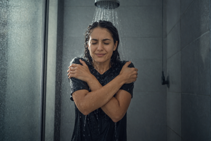lavarsi con acqua fredda in doccia