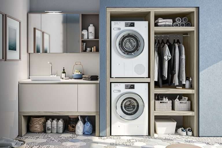 mobili da lavanderia con lavatrice e asciugatrice a colonna