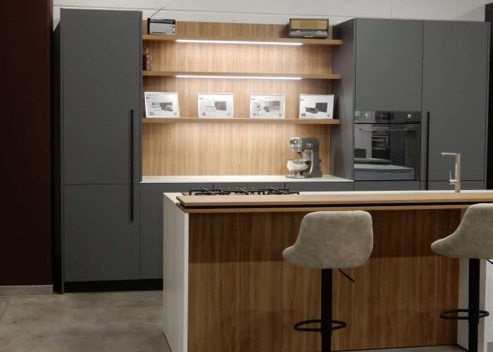cucina con isola e sgabelli - esposizione