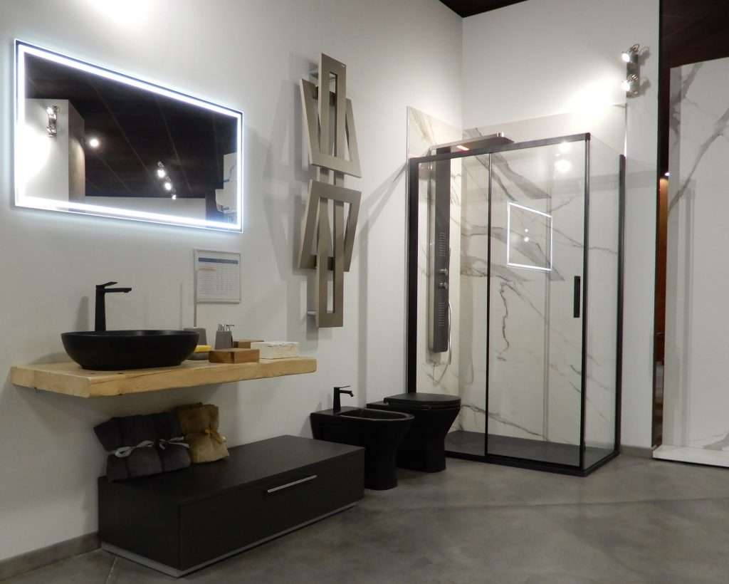 mostra con mensolone bagno e sanitari neri