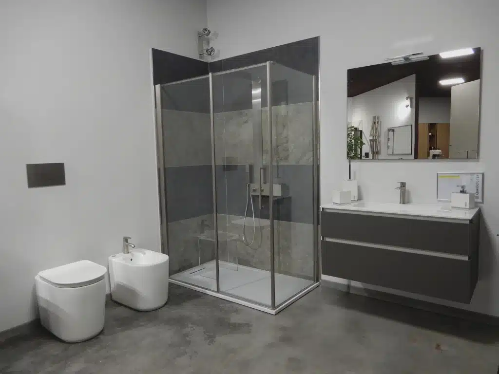 bagno con mobile, doccia e sanitari