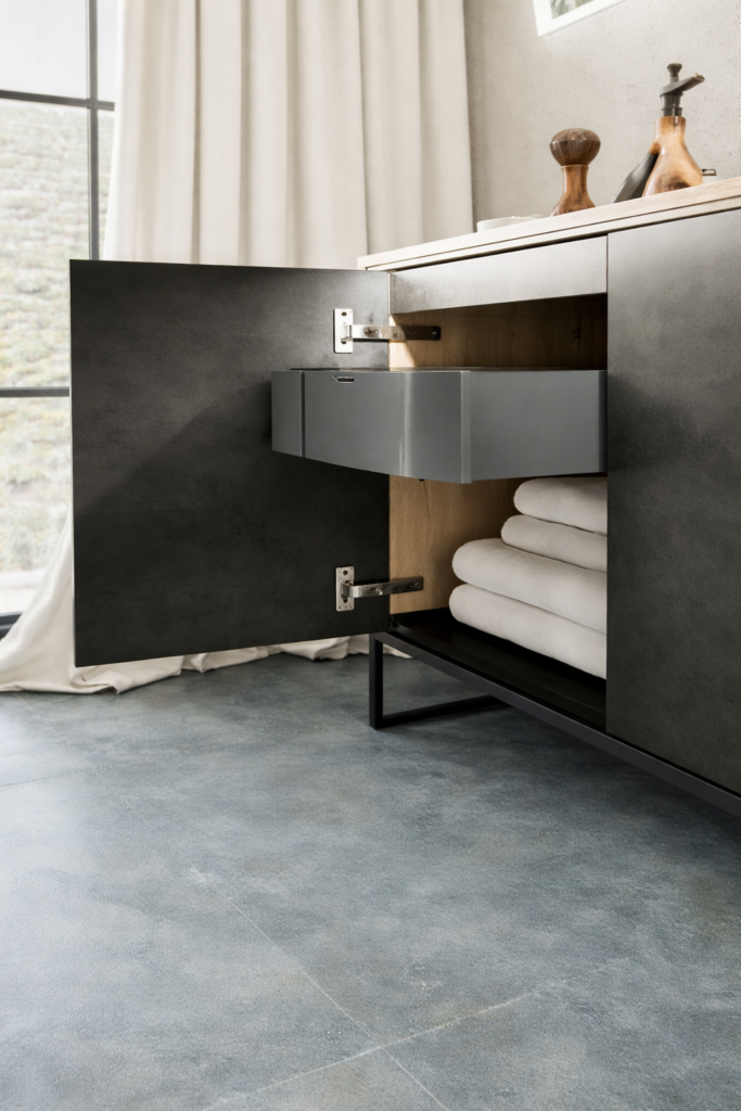 mobiletto con ante battenti e cassetto fantasma