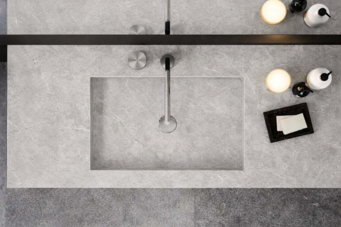 top in gres porcellanato con lavabo integrato immagine