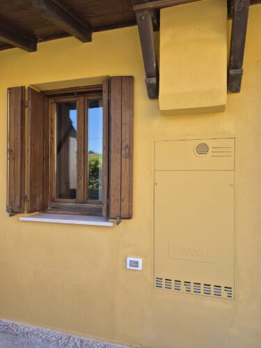 Caldaia a incasso installata sulla facciata esterna dopo lo spostamento caldaia da interno a esterno a Mestre