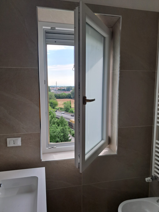 Finestra bagno in PVC con vetro sabbiato per privacy a Marghera VE