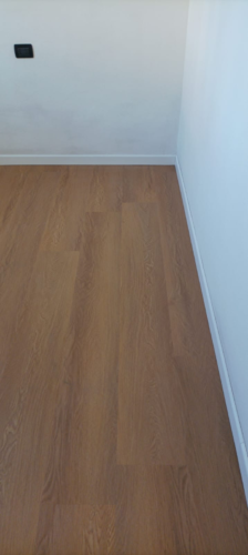 pavimentazione vinilica effetto legno spc e battiscopa bianco
