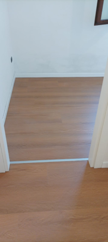 pavimentazione effetto legno spc e battiscopa bianco opaco