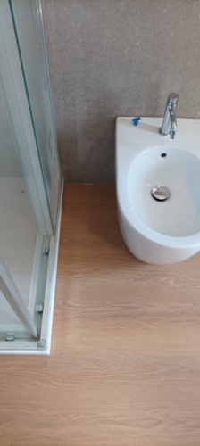 Bagno rinnovato con pavimento SPC e gres grigio cemento 60x120 a Marcon