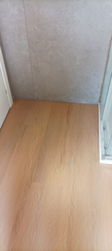 Pareti bagno rivestite con gres porcellanato grigio cemento 60x120 in sovrapposizione a Marcon
