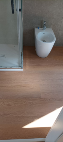 Sanitari a terra rasoparete installati in bagno rinnovato a Marcon