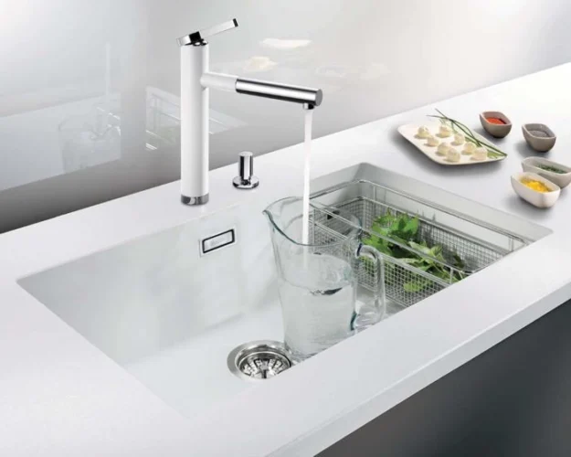 piano lavoro cucina quarzo bianco con lavello integrato