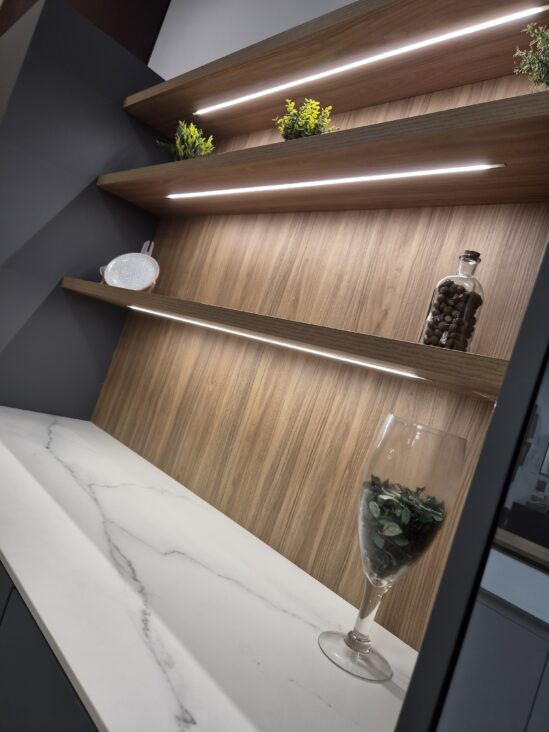 boiserie cucina con isola offerta Menta c2