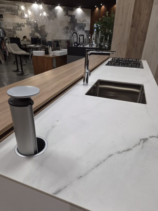 piano gres cucina con isola offerta Menta c2